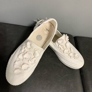 Rocket Dogs Women's 3D unique White Floral Slip-On Sneakers in good condition